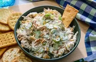  خوشمزه بپزید؛ طرز تهیه سالاد مرغ کلاسیک به روش رستورانی 