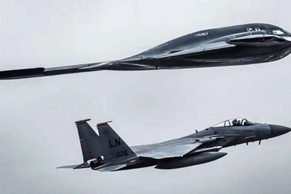 B-2 اسپیریت در همراهی با جنگنده F-15C 