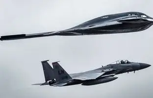 B-2 اسپیریت در همراهی با جنگنده F-15C 