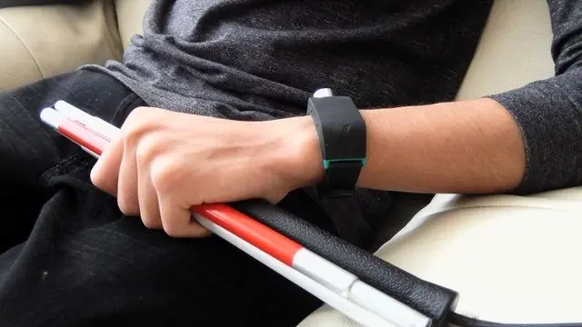 اختراع دستبند هوشمند نابینایان 