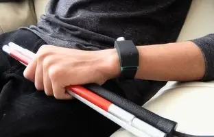 اختراع دستبند هوشمند نابینایان 