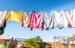 چگونه لباس‌ها را درست روی بند پهن کنیم تا زودتر خشک شوند؟ 