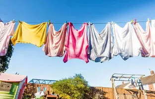 چگونه لباس‌ها را درست روی بند پهن کنیم تا زودتر خشک شوند؟ 