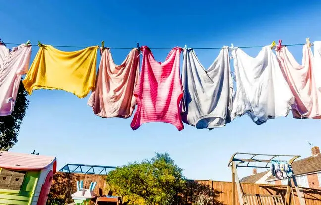 چگونه لباس‌ها را درست روی بند پهن کنیم تا زودتر خشک شوند؟ 