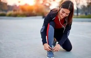 با کمک این ۵ ترفند در طول پیاده روی عضله بسازید! 