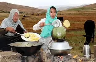  فرآیند پخت یک خوراک با مرغ و کدو توسط مادر و دختر عشایر افغان + ویدئو