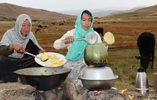  فرآیند پخت یک خوراک با مرغ و کدو توسط مادر و دختر عشایر افغان + ویدئو