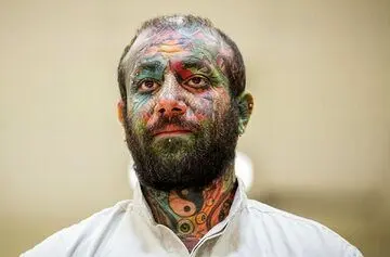 تتلو برای اولین‌بار و با چهره تتو شده شناسنامه گرفت + عکس