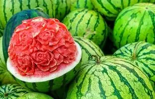 شیوه رنگ کردن هندوانه برای فروش! + ویدئو