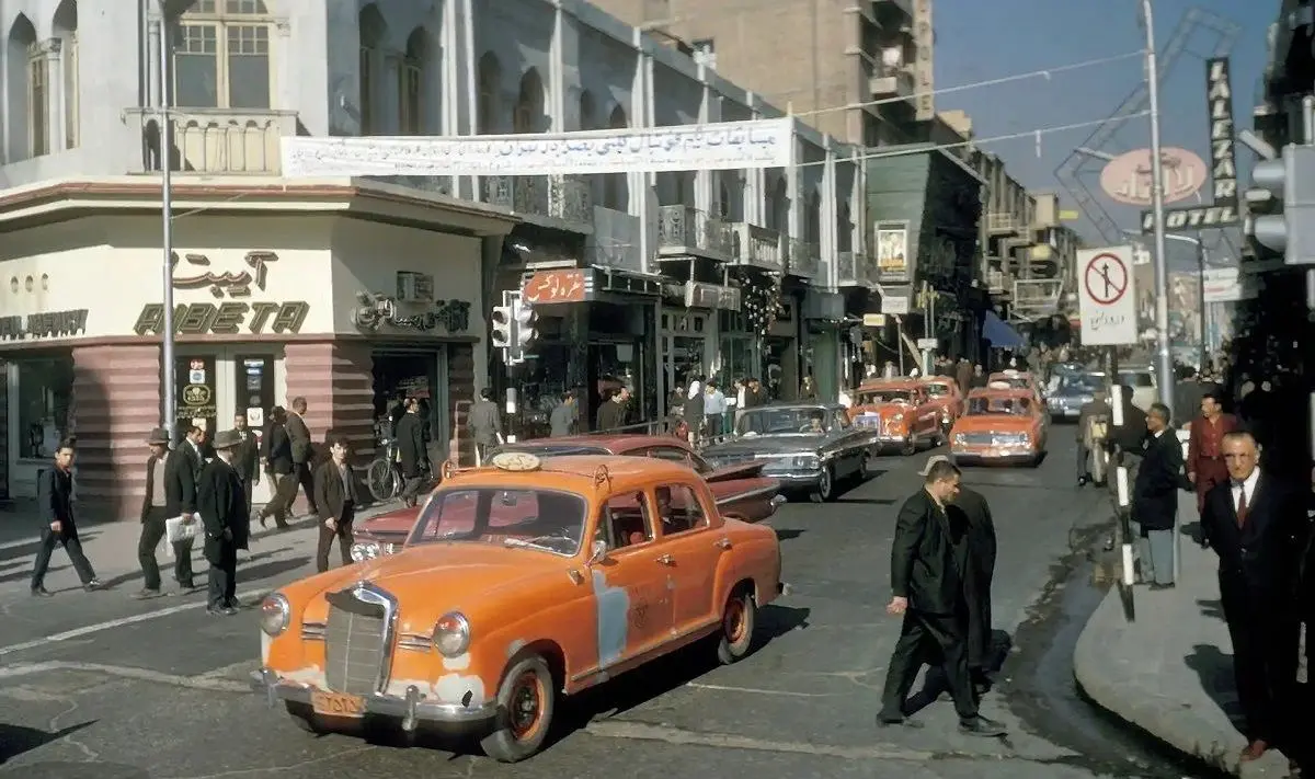 «کافه آیبتا، نبش لاله زار نو و تیپ عابران»؛ سال 1308 + تصویر