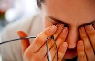 استفاده زیاد از موبایل چطور به چشم‌هایتان آسیب می‌رساند + ویدئو
