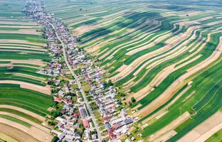 نگاهی به روستایی که همه ساکنانش در یک خیابان زندگی و کار می‌کنند