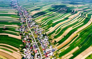 نگاهی به روستایی که همه ساکنانش در یک خیابان زندگی و کار می‌کنند