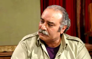  هدیه پرچم امام حسین به مزار محمد کاسبی 
