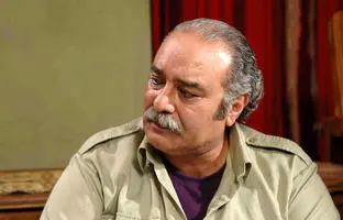  هدیه پرچم امام حسین به مزار محمد کاسبی 