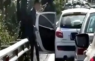 حمله خفت گیران به خودروی میلیاردی در وسط اتوبان تهران + ویدئو
