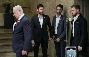 لحظه ورود بنیامین نتانیاهو به دادگاه + ویدئو