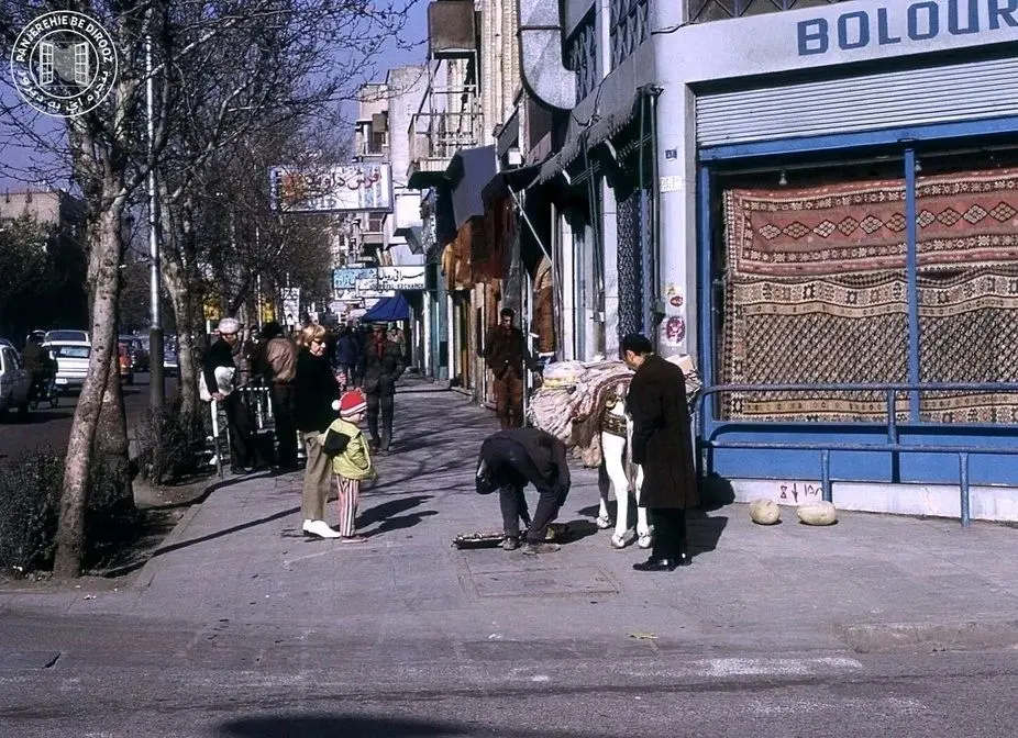  تهران قدیم؛ «مرد بارفروش با الاغ اش در خیابان فردوسی»؛ سال 52 + تصویر