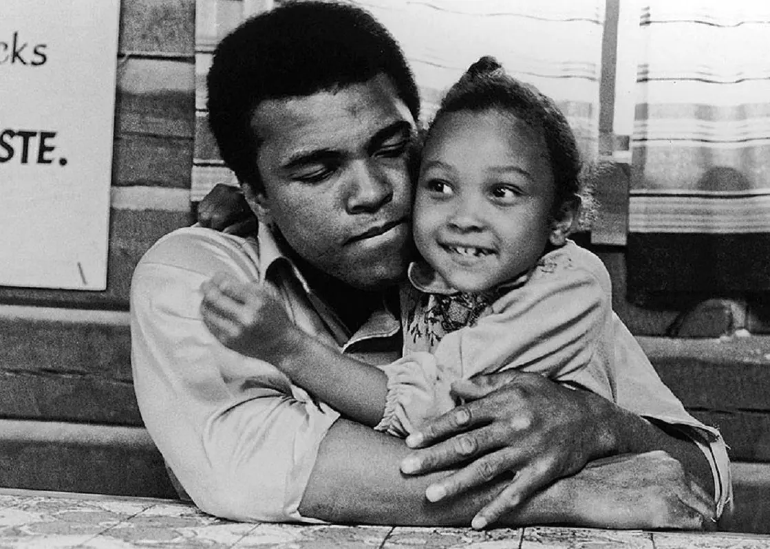 «محمدعلی کلی» در حال تمرین بوکس در زیر آب؛ سال 1340