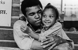 «محمدعلی کلی» در حال تمرین بوکس در زیر آب؛ سال 1340