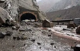 لحظه ریزش سنگ در جاده‌ چالوس + ویدئو 