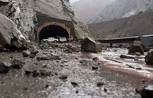 لحظه ریزش سنگ در جاده‌ چالوس + ویدئو 