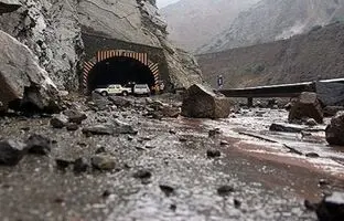 لحظه ریزش سنگ در جاده‌ چالوس + ویدئو 