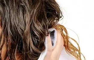عوارض جبران ناپذیر خوابیدن با موی خیس