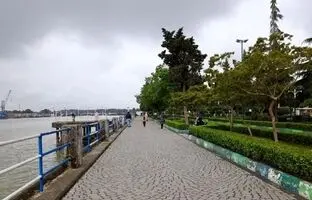  ایران قدیم؛ «قایق ها و کشتی ها در اسکله بلوار بندرانزلی»؛ سال 50 + تصویر