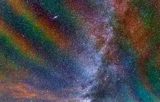 درخشش رنگین‌کمانی آسمان بر فراز جزایر آزور