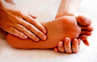 سندروم پای بی‌قرار چیست؟ | این مشکل معمولاً چه زمانی رخ می‌دهد؟ + ویدئو