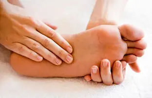 سندروم پای بی‌قرار چیست؟ | این مشکل معمولاً چه زمانی رخ می‌دهد؟ + ویدئو