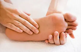 سندروم پای بی‌قرار چیست؟ | این مشکل معمولاً چه زمانی رخ می‌دهد؟ + ویدئو