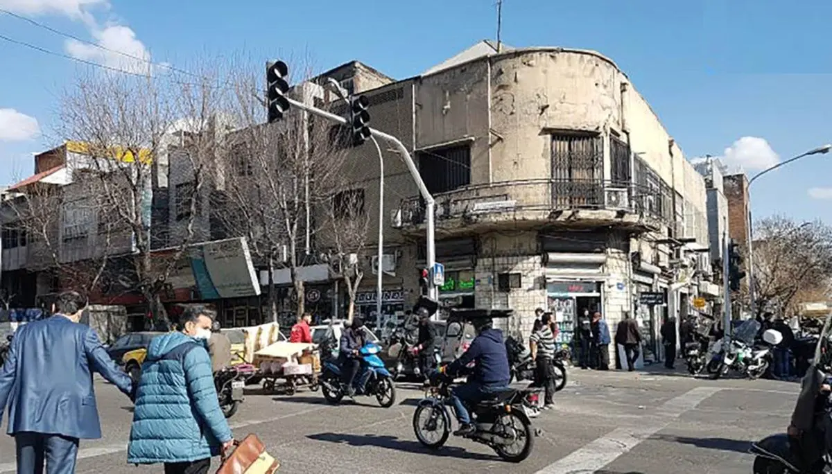 «دو مرد پشت ویترین فروشگاه چرخ خیاطی سینگر»؛ سال 1313 + عکس