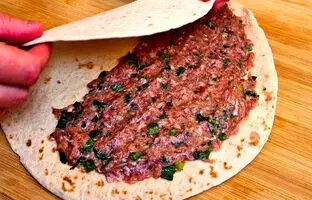خوشمزه بپزید؛ با گوشت چرخ کرده و نان، این غذای جدید و لذیذ را درست کنید! + ویدئو