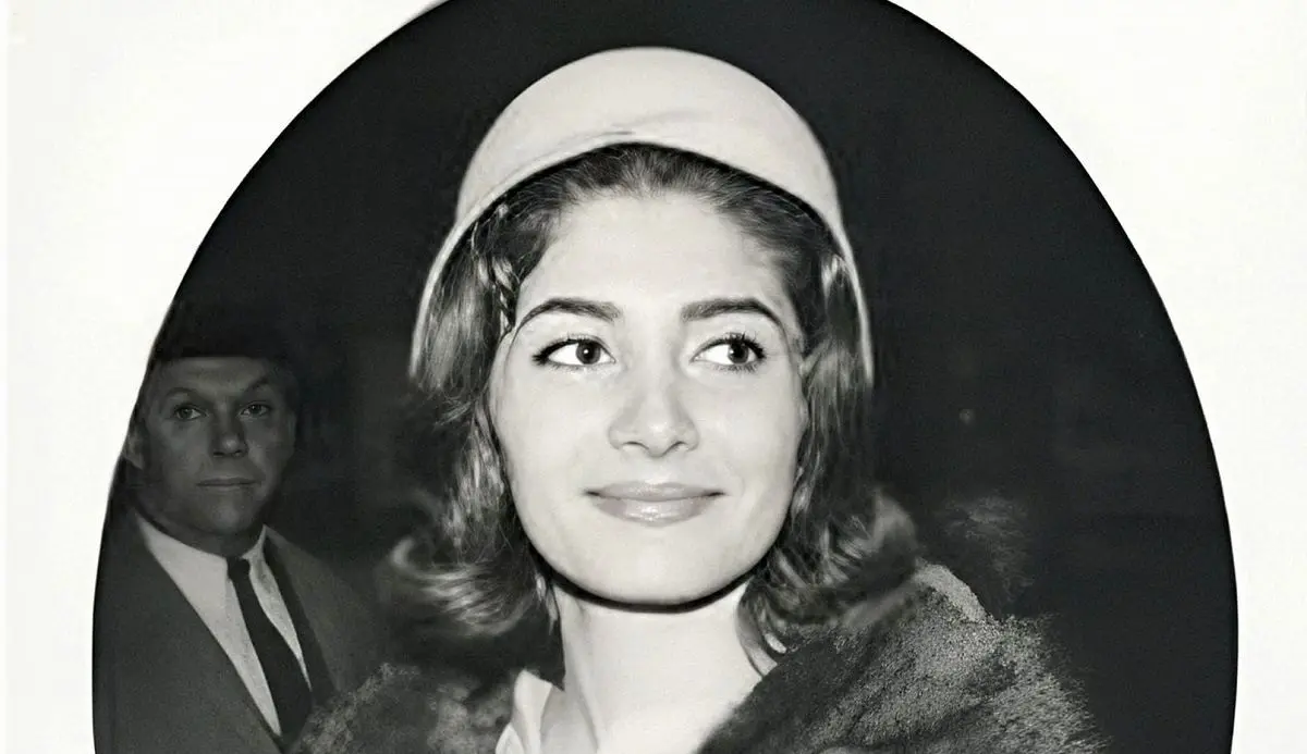 عکس قدیمی: شاه و دخترش در هواپیمای شخصی اش در فرودگاه نیس فرانسه در سال 37