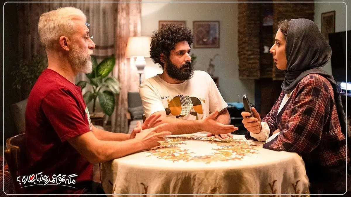  تصویری از شنای بیژن بنفشه خواه با لنگ در پشت صحنه سریال مگه تموم عمر چندتا بهاره 