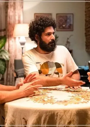  تصویری از شنای بیژن بنفشه خواه با لنگ در پشت صحنه سریال مگه تموم عمر چندتا بهاره 