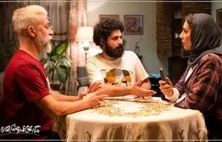  تصویری از شنای بیژن بنفشه خواه با لنگ در پشت صحنه سریال مگه تموم عمر چندتا بهاره 