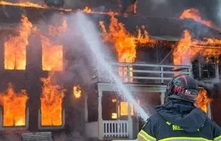 آتش‌سوزی گسترده در خیابان پیروزی تهران؛ چند نفر جان باختند؟
