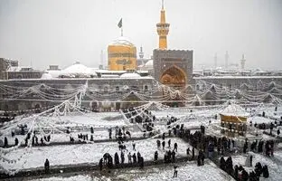 برف روبی روی پشت بام حرم امام رضا علیه السلام + ویدئو
