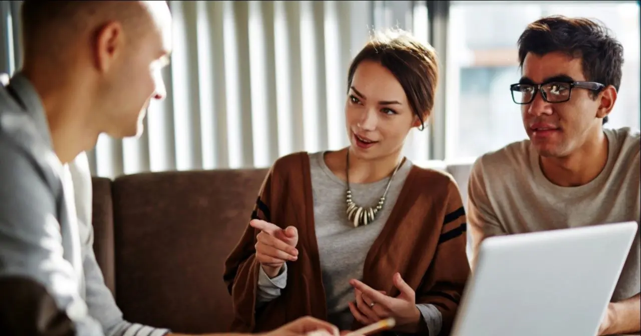 10نشانه افرادی که حقیقتاً باهوش نیستند اما تظاهر به هوش می‌کنند 