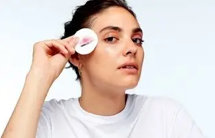 آیا دستمال مرطوب آرایشی می‌تواند جایگزین شوینده صورت باشد؟