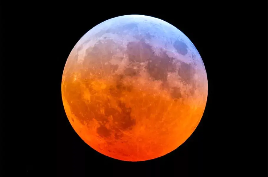 تصویر روز ناسا؛ ماه خونین با نواری آبی رنگ