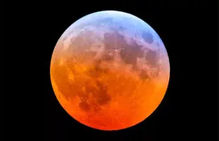 تصویر روز ناسا؛ ماه خونین با نواری آبی رنگ