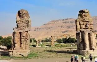 سفر به تاریخ؛ بالا رفتن مصری ها از مجسمه «آمنهوتپ»؛ 145 سال قبل + تصویر