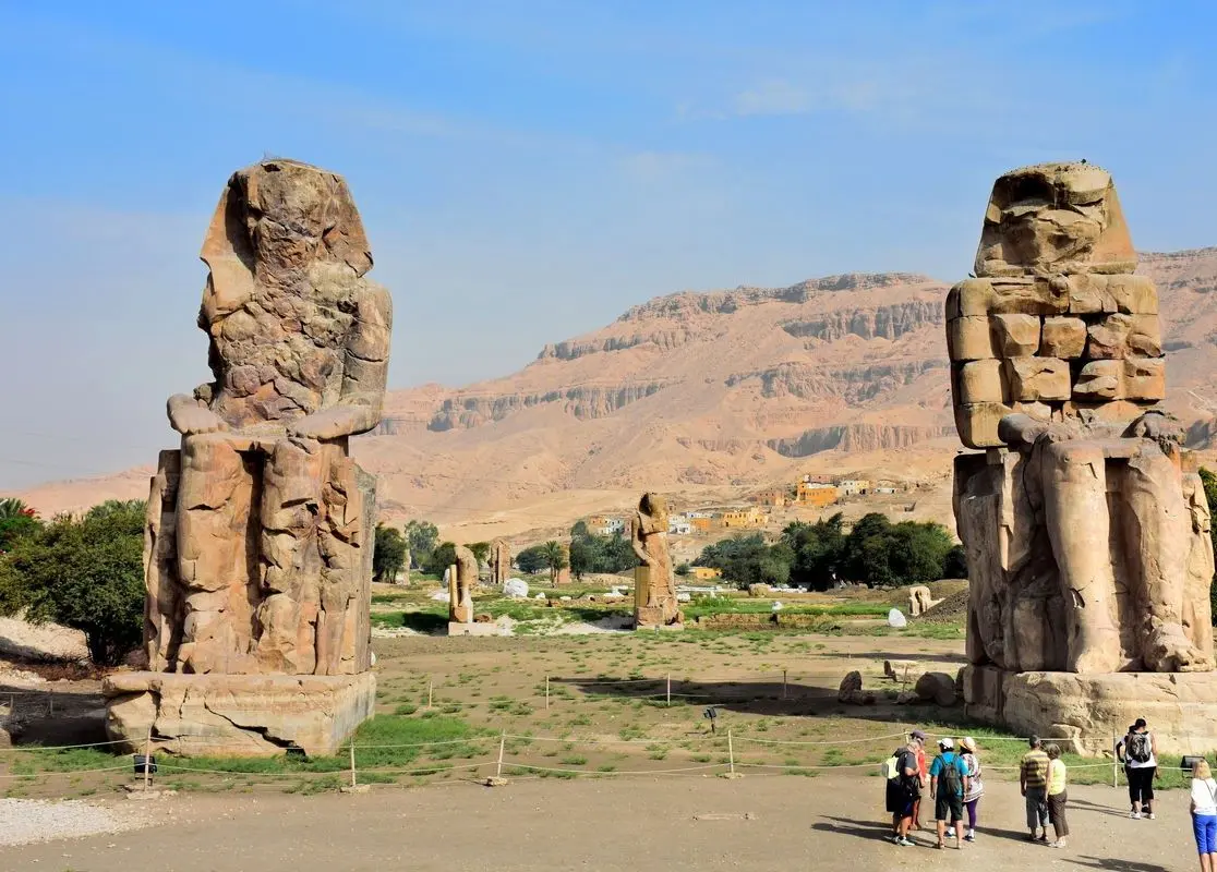 سفر به تاریخ؛ بالا رفتن مصری ها از مجسمه «آمنهوتپ»؛ 145 سال قبل + تصویر