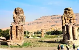 سفر به تاریخ؛ بالا رفتن مصری ها از مجسمه «آمنهوتپ»؛ 145 سال قبل + تصویر
