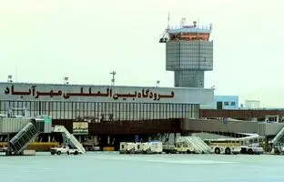 عکس قدیمی: مسافر زن خارجی و فرزندش در پارکینگ فرودگاه مهرآباد، اواخر دهه 30 