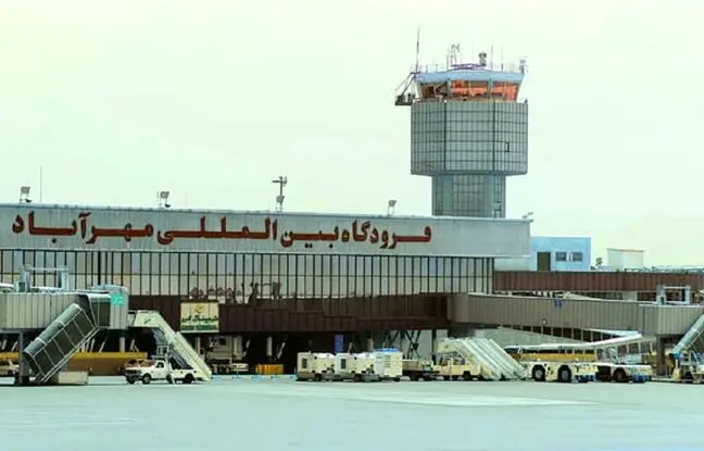 عکس قدیمی: مسافر زن خارجی و فرزندش در پارکینگ فرودگاه مهرآباد، اواخر دهه 30 